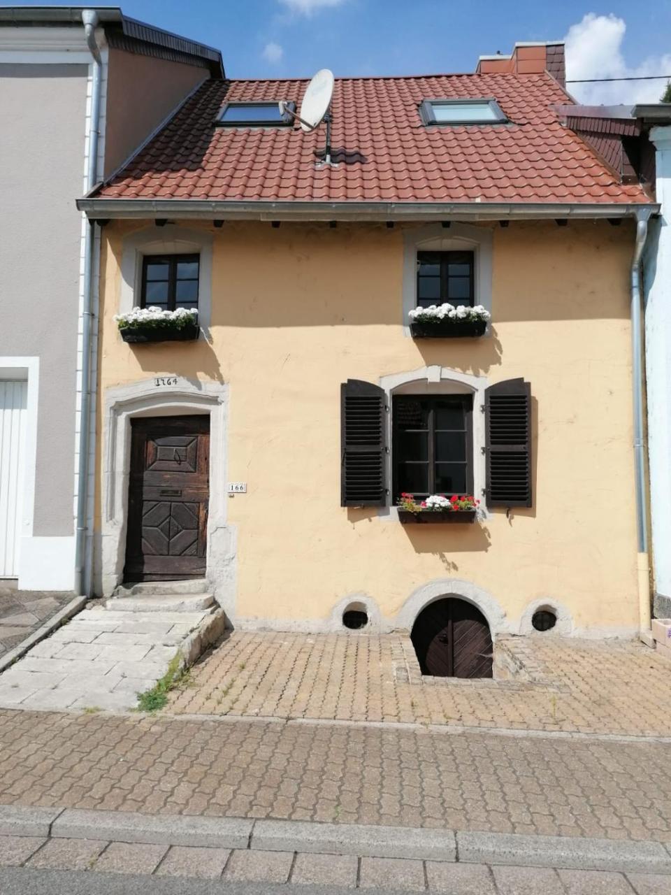 Fereinwohnnung Ferienhaus Bauernhaus 2 Kostelnlose Parkplatze Wifi Schoner Innenhof 5min Bis Saarlouis Innenstadt — 4-Star Luxury Hotel in Saarlouis, Germany