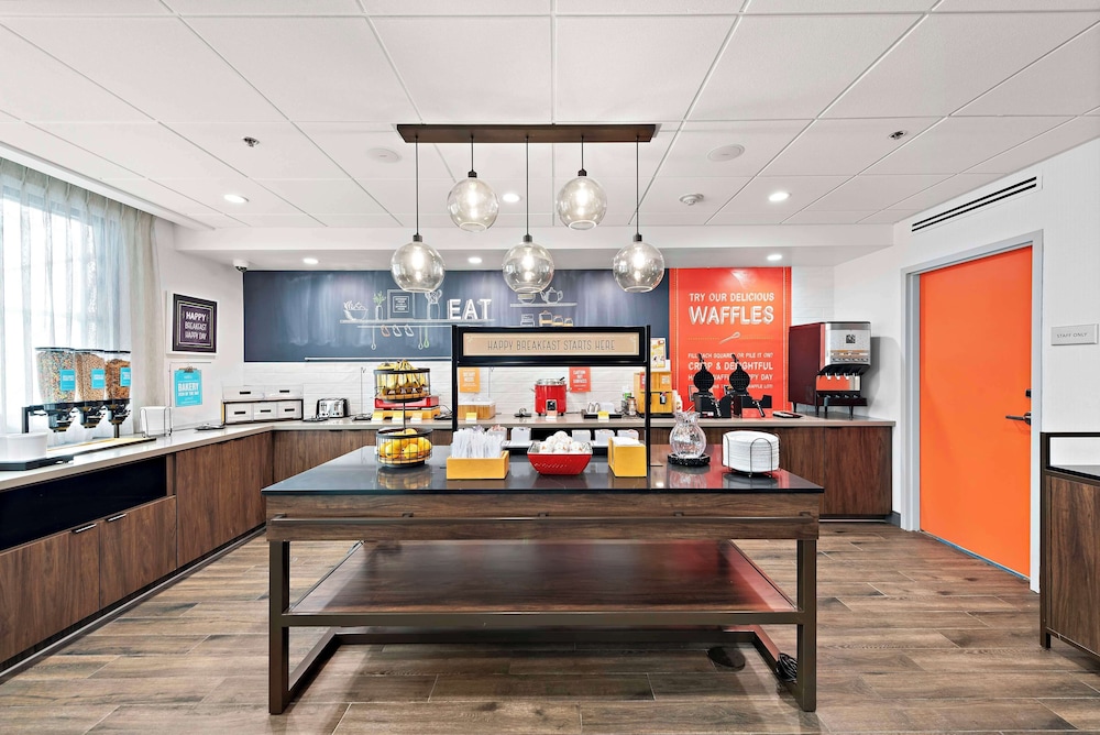 Hampton Inn by Hilton Los Angeles Airport - photo 26