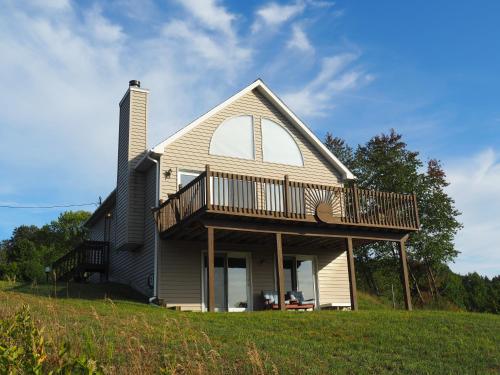 The Hilltop Retreat Peaceful with Great Views in Frankfort, United States