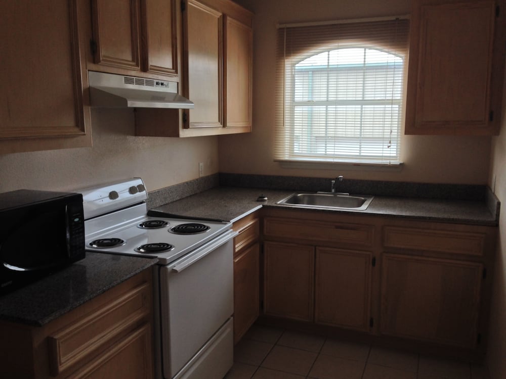 Camelot Inn & Suites Highway 290 NW Freeway - photo 19
