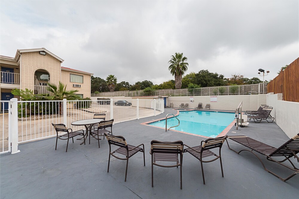 Knights Inn San Antonio Medical Center Fiesta Area - photo 25