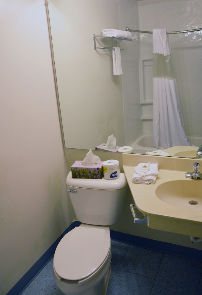 Travelodge by Wyndham Milwaukee - photo 32