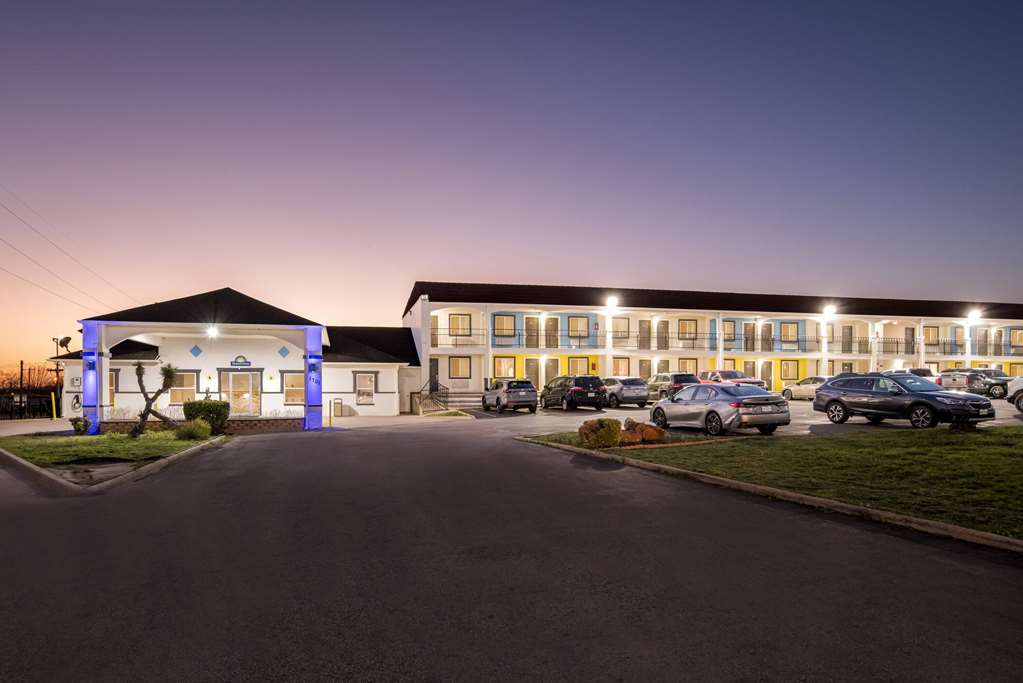 Days Inn by Wyndham Gainesville - photo 8