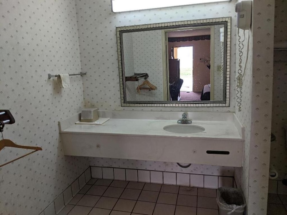 Key West Inn Montgomery South - photo 20