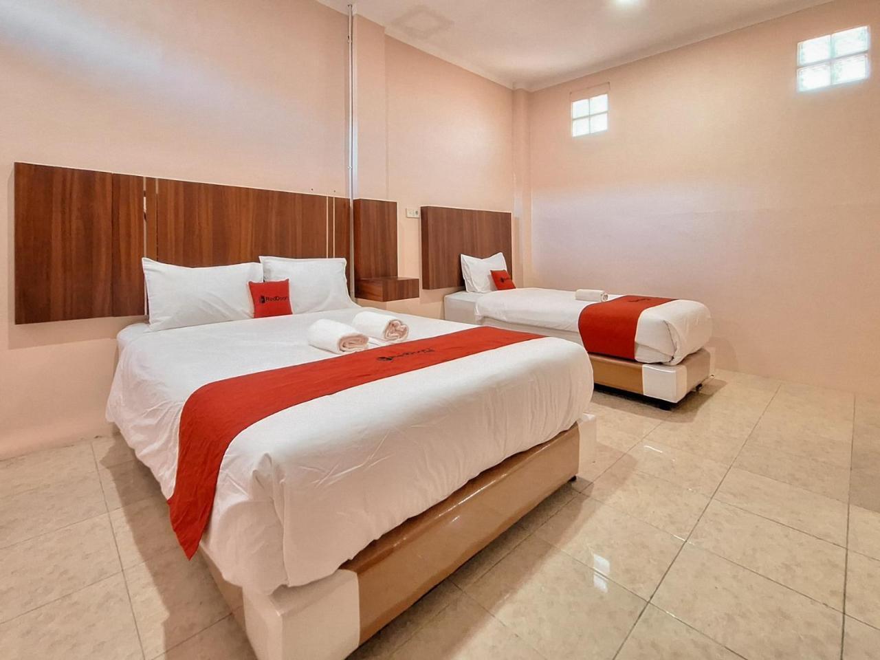 RedDoorz Syariah near Pasar Raya Padang in Padang, Indonesia