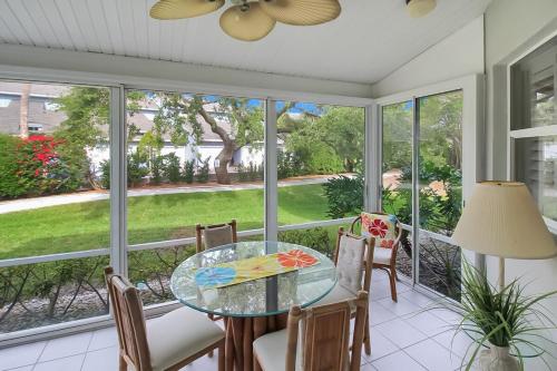 Spacious 2BR Siesta Key condo with private beach access — 4-Star Luxury Hotel in Siesta Key, United States