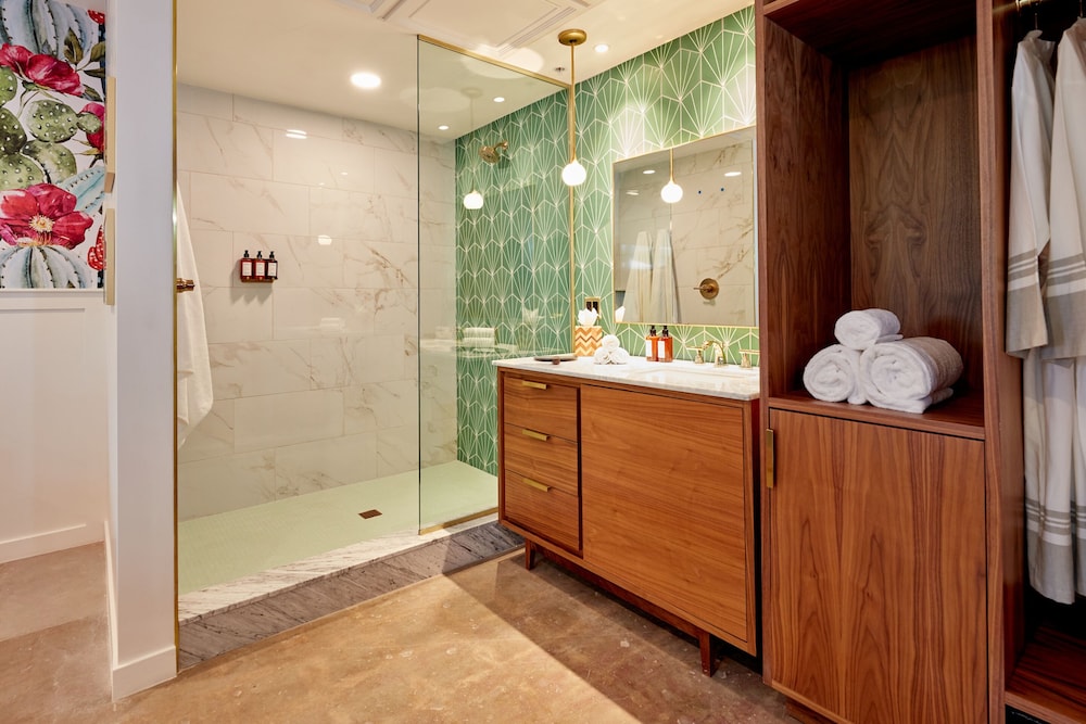 Rise Uptown Hotel - photo 23