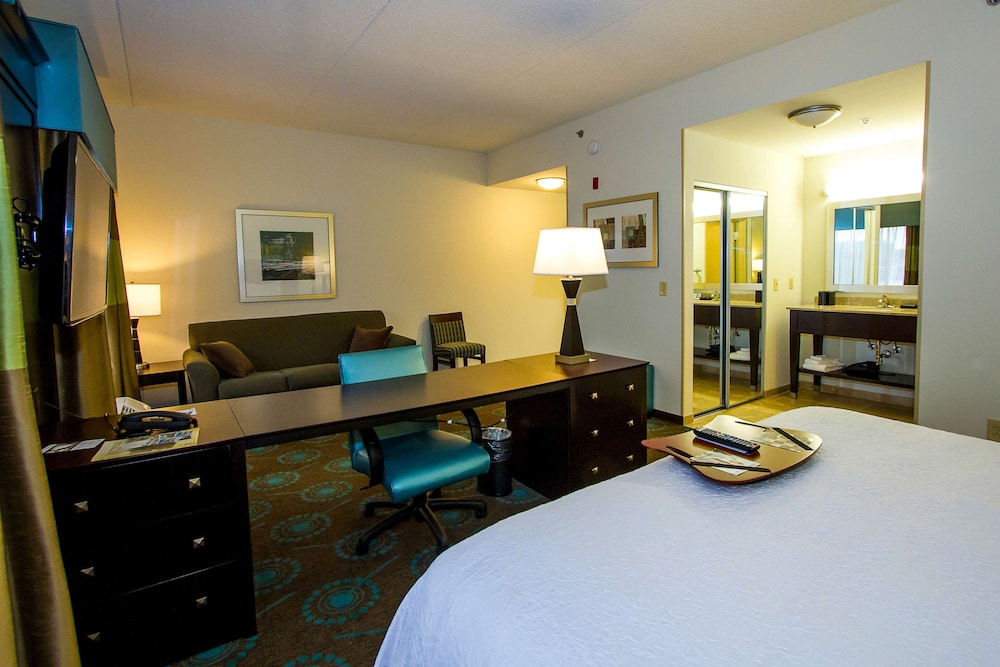 Hampton Inn Fayetteville - photo 25