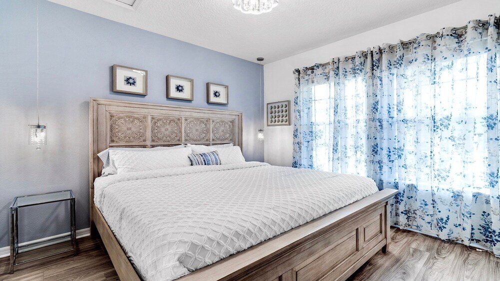 Family friendly Oasis With Game Room & Pool - photo 4