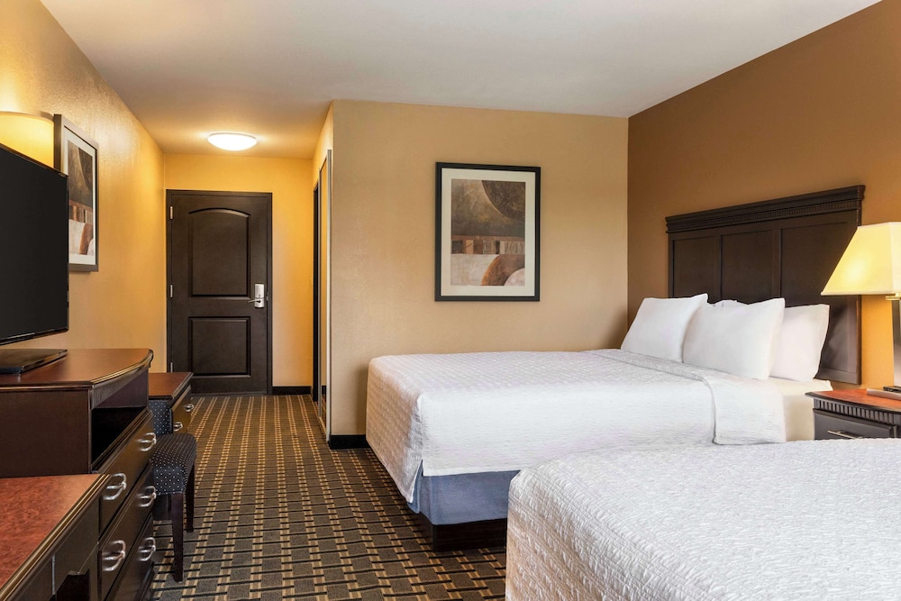 Hampton Inn and Suites Pine Bluff - photo 7