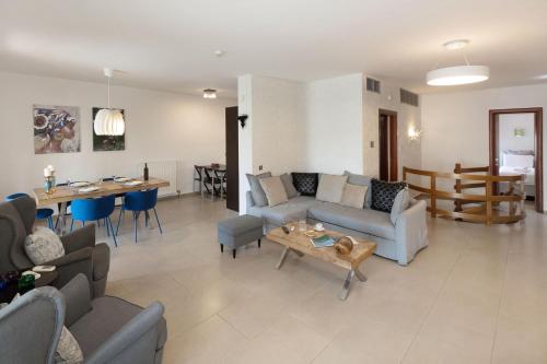 Holiday Maisonette in Varkiza by Ghh — 4-Star Luxury Hotel in Vari, Greece