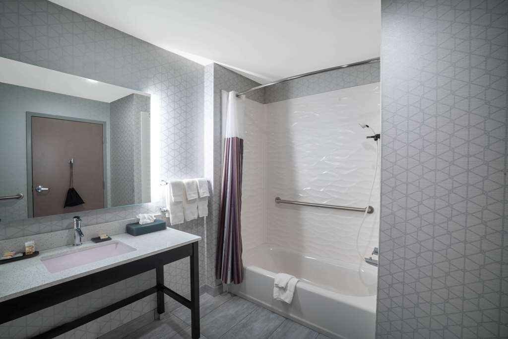 La Quinta Inn & Suites by Wyndham West Memphis - photo 9