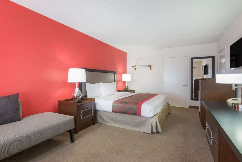 Ramada by Wyndham Albuquerque Airport - photo 19