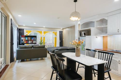 VietHOME The Duplex 67 6pax Lift Netflix FREE Laundry — 4-Star Luxury Hotel in Hanoi, Vietnam