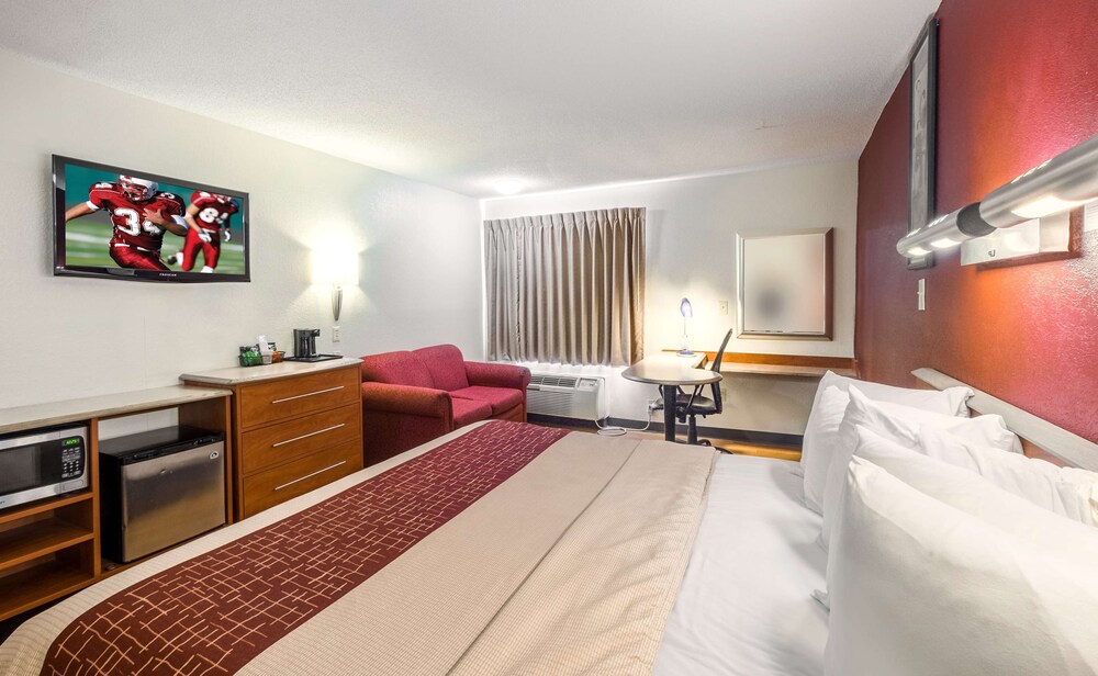 Red Roof Inn & Suites Savannah Gateway - photo 10