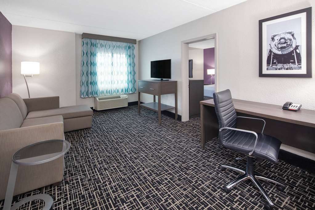La Quinta Inn & Suites by Wyndham Chattanooga East Ridge - photo 34