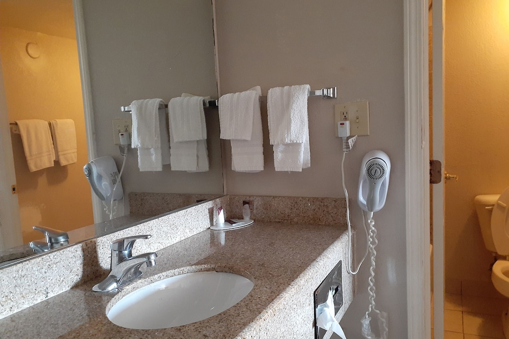 Howard Johnson Inn Salina Kansas - photo 25