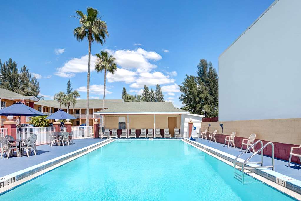 Howard Johnson by Wyndham Ft. Myers FL - photo 4