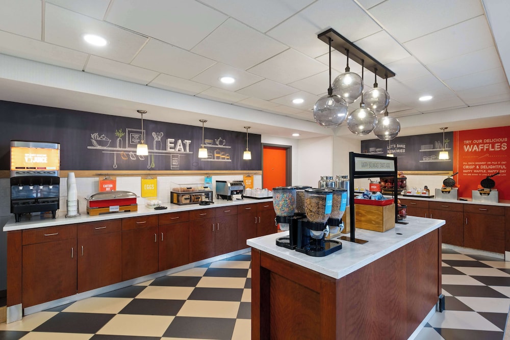 Hampton Inn & Suites Harrisburg North - photo 35