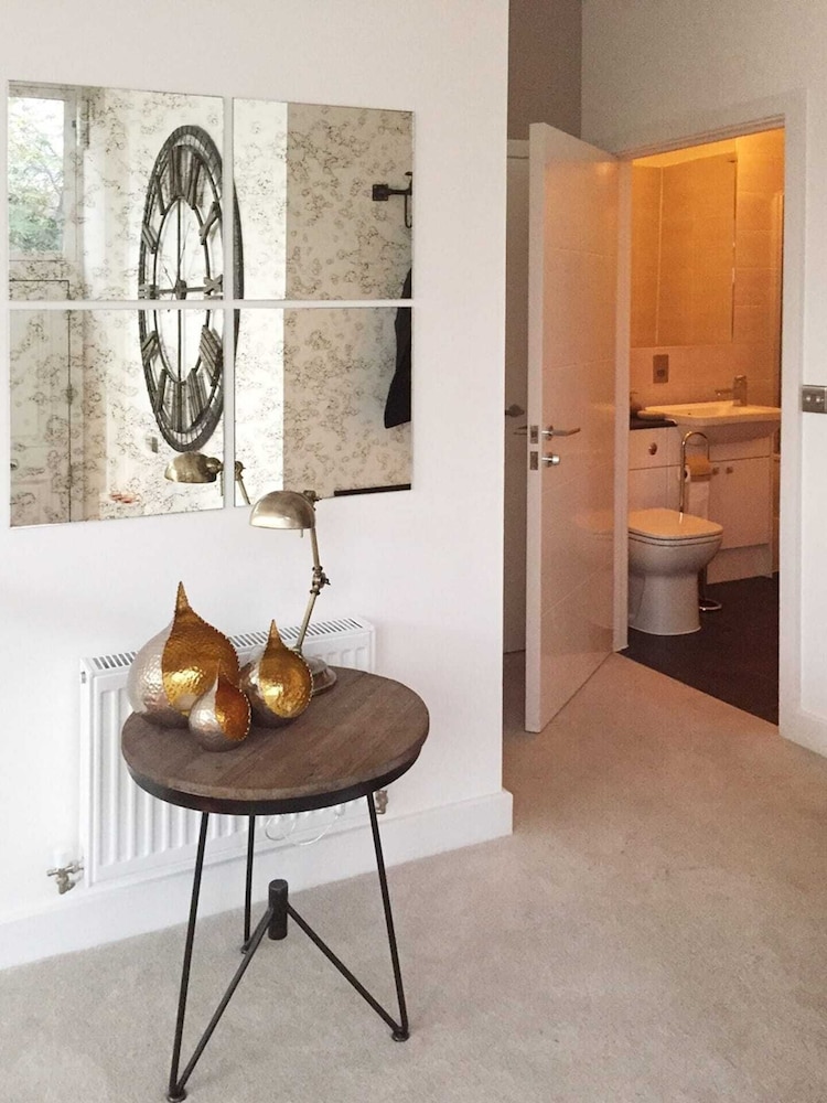 Spacious 1 Bedroom Split Level Old Pub Conversion Tower Bridge — London — photo 5