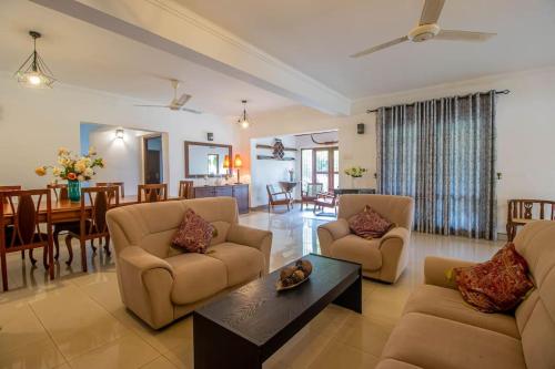 Spacious 4BR 4BA Family Villa wt Balcony & Lavish Garden — 4-Star Luxury Hotel in Moratuwa, Sri Lanka