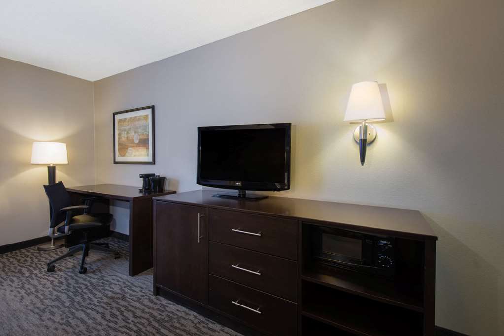 La Quinta Inn & Suites by Wyndham Erie - photo 41