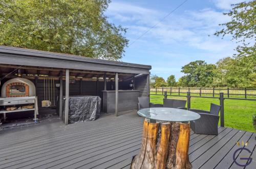 Huge Cottage for Sophisticated Hen Party and Large Groups — Hurst — photo 2