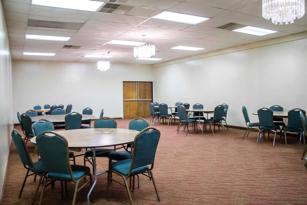 Econo Lodge Wickliffe Cleveland East - photo 46
