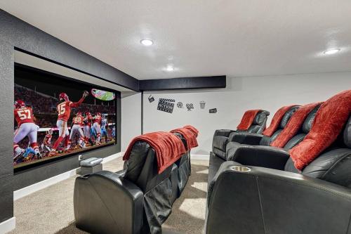 HUGE Golf course Family home FREE Heated Pool Theater Gym — 4-Star Luxury Hotel in Tempe, United States