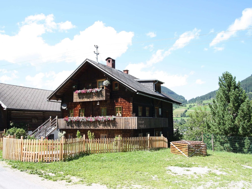 Sprawling Mansion near Ski Area in Salzburg — hotel in Eben Im Pongau