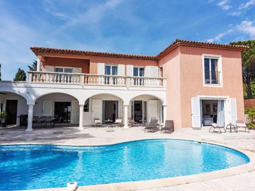 Ferienhaus Mit Pool Sainte Maxime 230s — 4-Star Luxury Hotel in Sainte-Maxime, France