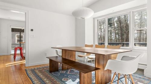 Hupi House A Peaceful Wooded Lakeside Retreat — 4-Star Luxury Hotel in Monterey, United States