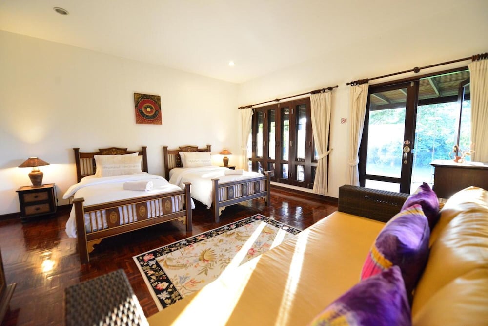 Baannamping Riverside Village — hotel in Saraphi