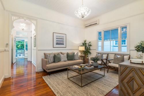 Luxury Queenslander Awaits Sleeps 8 3 car parks in Brisbane, Australia