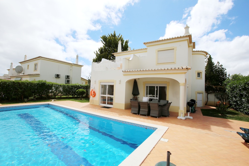 Villa Oasis Piscina Jacuzzi Ténis e Praias — 4-Star Luxury Hotel in Portimao, Portugal