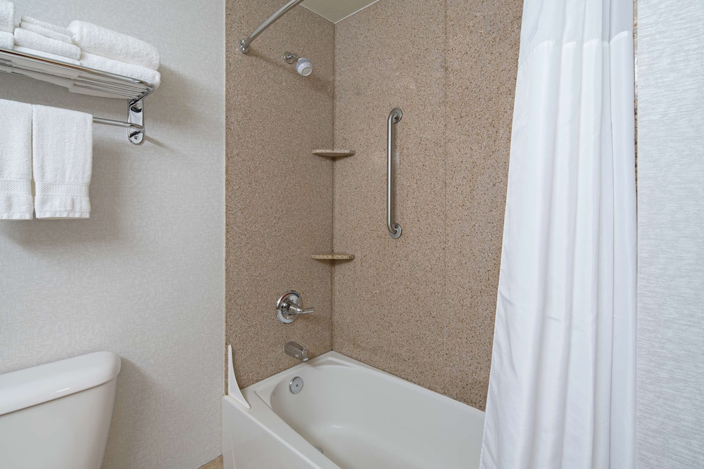 Hampton Inn & Suites Bremerton - photo 24