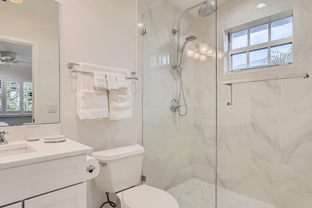 Banyan Cove 4bd 4.5ba Private Pool and Parking - photo 12