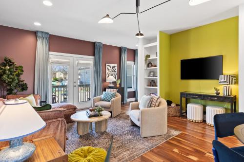 Vibrant Home in The Nations with Garage Walk to Restaurants and Shops — 4-Star Luxury Hotel in Nashville, United States