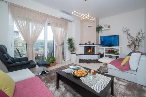4 Seasons Ideal House — 4-Star Luxury Hotel in Tympaki, Greece