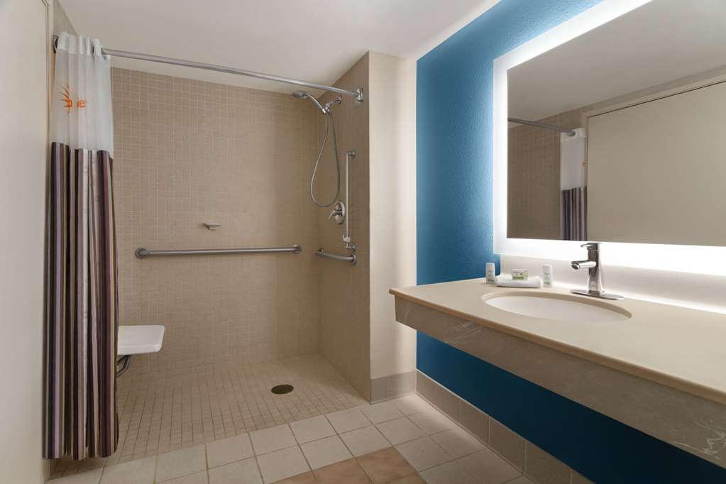 La Quinta Inn & Suites by Wyndham Madison American Center - photo 10