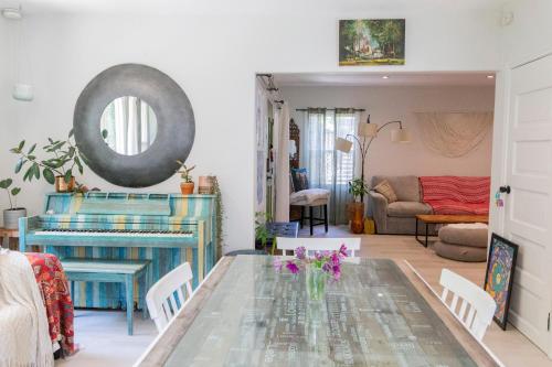 Oasis Hollywood in Los Angeles, United States