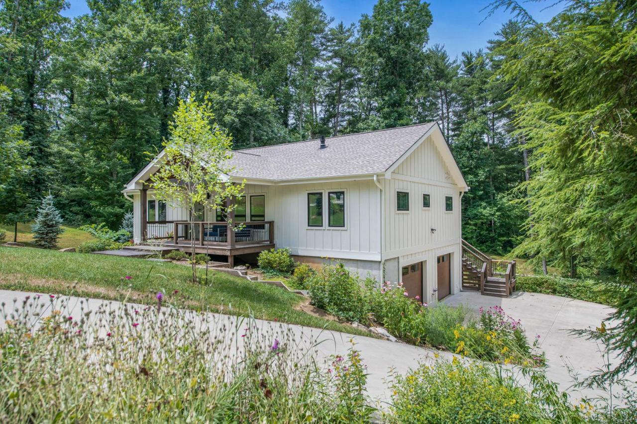 Brand New 10 Min To Downtown And Private Hot Tub And Arcade in Asheville, United States