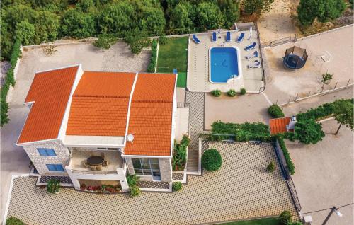 Holiday Home Duge Njive With Outdoor Swimming Pool 312 — 4-Star Luxury Hotel in Vrgorac, Croatia