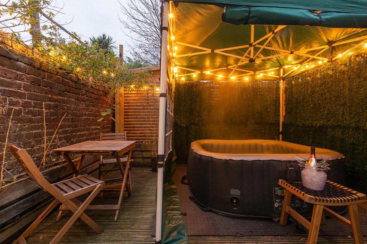 Stylish Coastal Retreat with Hot Tub & Log Burner in Margate — 4-Star Luxury Hotel in Margate, United Kingdom