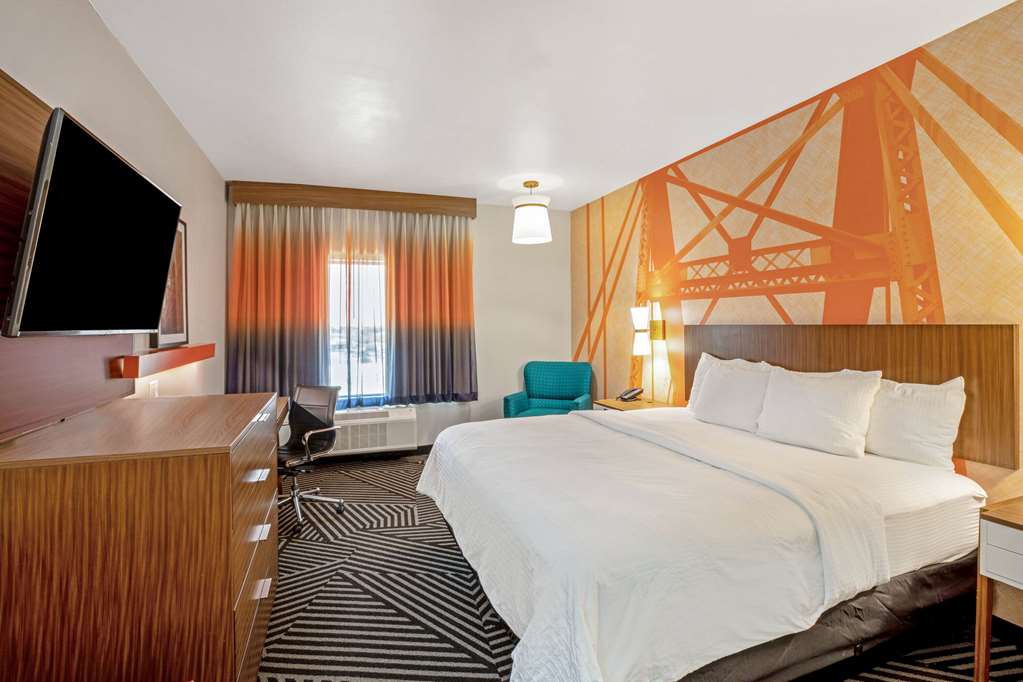 La Quinta Inn & Suites by Wyndham Waco Downtown Baylor - photo 19