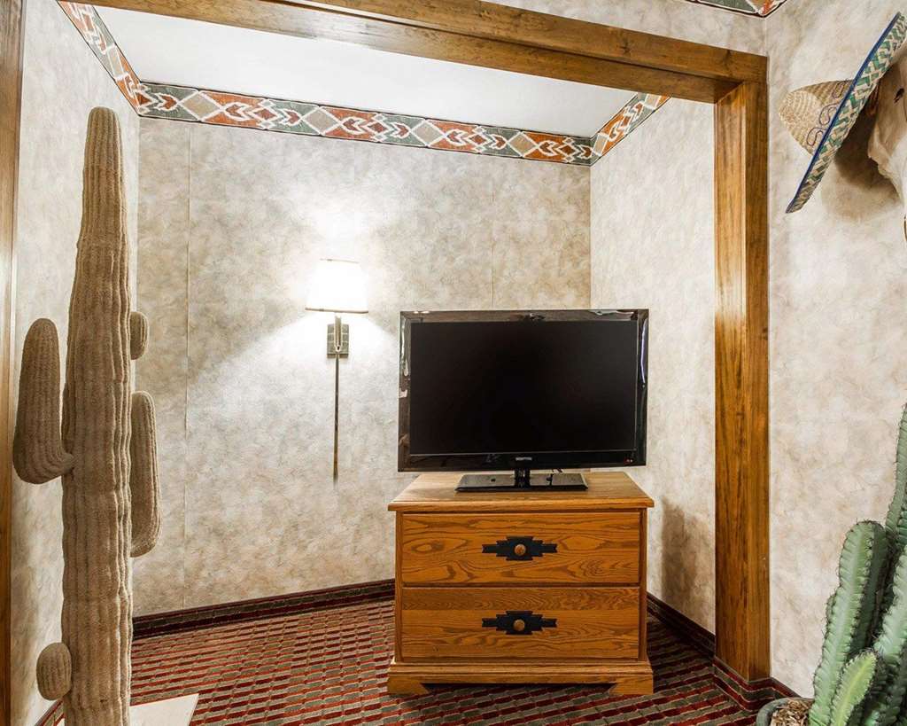 Rodeway Inn & Suites Madison East - photo 10