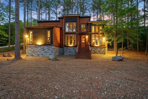 Ember Skye Cabin 2 bdr & Bunk Nook 2.5 bath — 4-Star Luxury Hotel in Broken Bow, United States