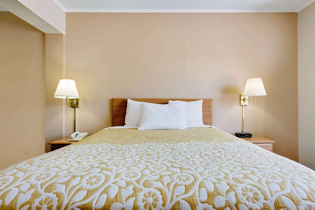 Days Inn by Wyndham Fairmont - photo 10