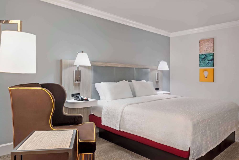 Hampton Inn & Suites Stamford - photo 14