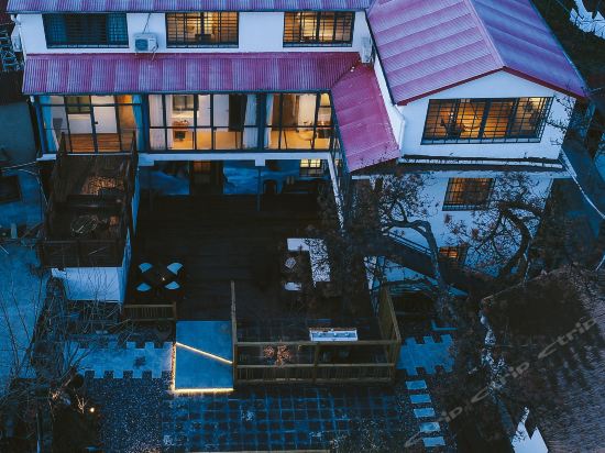 This cloud - carbon neutral hotel in Luyang